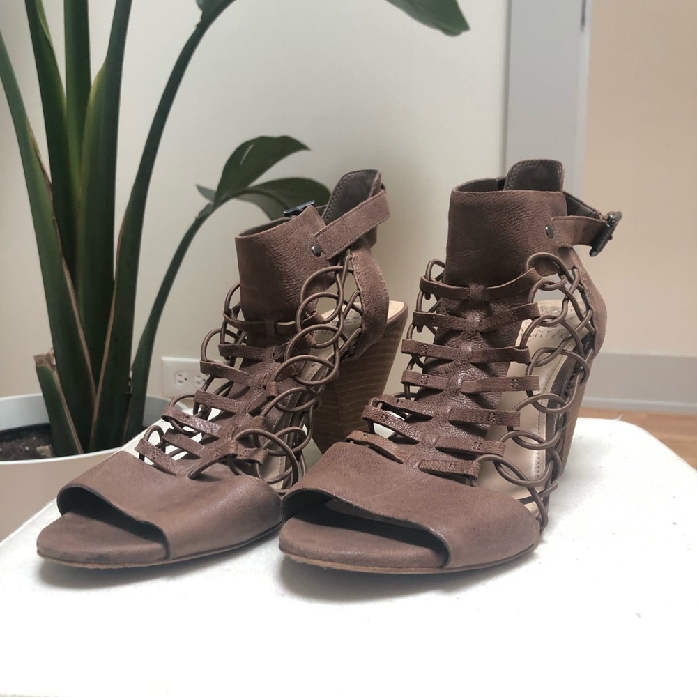 Size 10 Vince Camuto Lace sandals